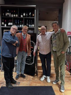 V sredo, 19. 11. 2025, smo v Čuku že tretje leto zapored gostili Gurmet Cabaret s stand up komedijo – tokrat v res posebni družbi s PENZIČI. 

Del večera smo namenili tudi našim partnerjem – sobodajalcem v občini Postojna. Hvala vsem sobodajalcem, ki ste prišli, ter ostalim gostom, da smo skupaj napolnili restavracijo do zadnjega kotička. 

Z vašo podporo in sodelovanjem gradimo zgodbo postojnskega turizma in ustvarjamo doživetja, na katera smo lahko ponosni – domačini in gostje.

HVALA za zaupanje, energijo in krasen večer.
Se vidimo na naslednjem Gurmet Cabaretu v Čuku!